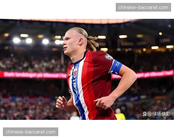 特写瞬间：进球后，哈兰德指向看台，将进球献给刚刚出生的孩子