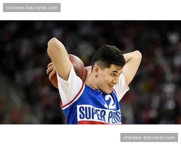 莫兰德与阿不都沙拉木冲突各吃一T,场上火药味渐浓 莫兰德与阿不都沙拉木冲突各吃一T,场上火药味渐浓