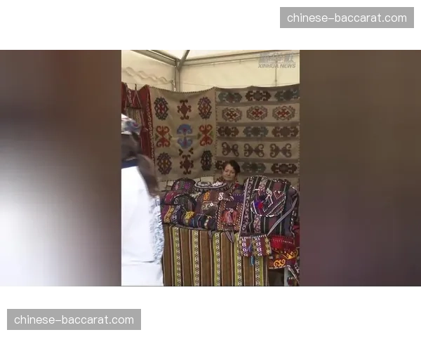 巴库街头，车手参加传统地毯编织与慈善足球活动